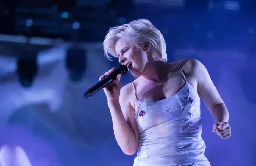 Robyn δηλώσεις Billie Eilish Charli xcx pop μουσική εικόνα σώμα