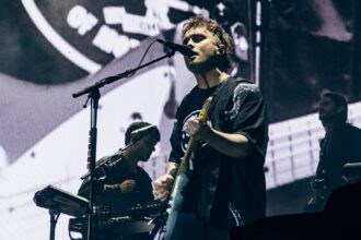 Sam Fender περιοδεία People Watching Youth Music δωρεά νέοι μουσικοί