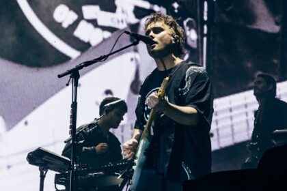 Sam Fender περιοδεία People Watching Youth Music δωρεά νέοι μουσικοί