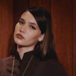 Sienna Spiro σε φωτογράφιση για το single The Visitor, νέα κυκλοφορία 2026 με soul pop αισθητική