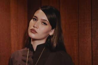 Sienna Spiro σε φωτογράφιση για το single The Visitor, νέα κυκλοφορία 2026 με soul pop αισθητική