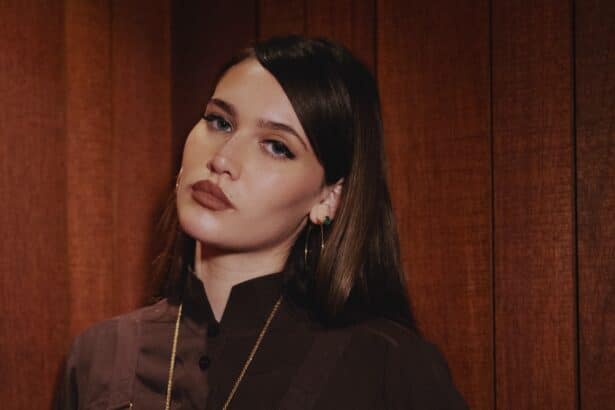 Sienna Spiro σε φωτογράφιση για το single The Visitor, νέα κυκλοφορία 2026 με soul pop αισθητική