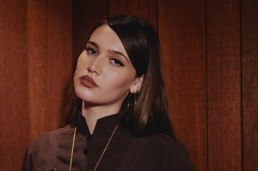 Sienna Spiro σε φωτογράφιση για το single The Visitor, νέα κυκλοφορία 2026 με soul pop αισθητική