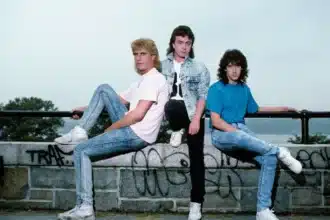 The Outfield Your Love music video ένα δισεκατομμύριο προβολές στο YouTube