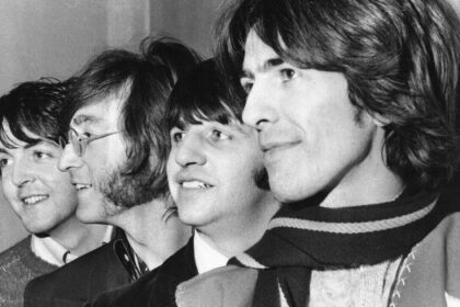 Paul McCartney το 1980 μετά τη σύλληψη στην Ιαπωνία κατά τη διάρκεια περιοδείας με τους Wings