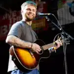 Alex Warren στη σκηνή iHeartRadio Music Awards 2026 βραβείο Καλλιτέχνης Αποκάλυψη της Χρονιάς