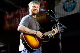 Alex Warren στη σκηνή iHeartRadio Music Awards 2026 βραβείο Καλλιτέχνης Αποκάλυψη της Χρονιάς