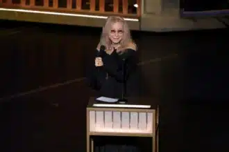 Barbra Streisand στη σκηνή των Oscars 2026 τιμά τον Robert Redford τραγουδώντας το The Way We Were