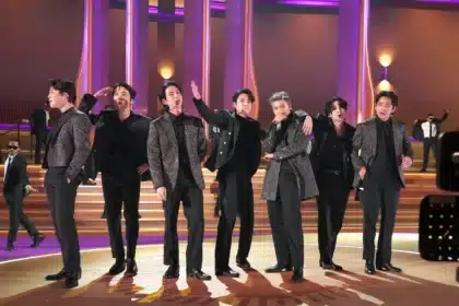 Οι BTS στη σκηνή λίγο πριν την πρώτη τους εμφάνιση στις ΗΠΑ μετά από τέσσερα χρόνια