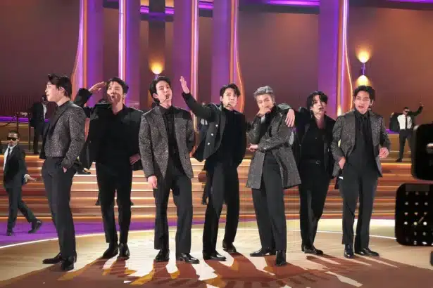 Οι BTS στη σκηνή λίγο πριν την πρώτη τους εμφάνιση στις ΗΠΑ μετά από τέσσερα χρόνια