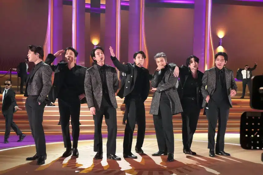 Οι BTS στη σκηνή λίγο πριν την πρώτη τους εμφάνιση στις ΗΠΑ μετά από τέσσερα χρόνια