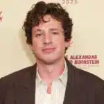 Charlie Puth σε εκδήλωση καθώς ανακοινώνεται Chief Music Officer στην πλατφόρμα μουσικής τεχνητής νοημοσύνης Moises