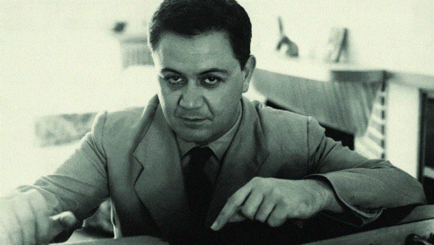 Ο Μάνος Χατζιδάκις σε εμβληματική φωτογραφία με αφορμή την κυκλοφορία ακυκλοφόρητου έργου 32 χρόνια μετά τον θάνατό του