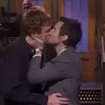 Harry Styles φιλά ηθοποιό του Saturday Night Live απαντώντας στα σχόλια για τη σεξουαλικότητά του