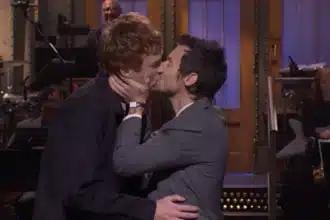 Harry Styles φιλά ηθοποιό του Saturday Night Live απαντώντας στα σχόλια για τη σεξουαλικότητά του