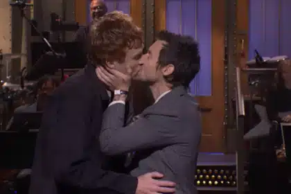 Harry Styles φιλά ηθοποιό του Saturday Night Live απαντώντας στα σχόλια για τη σεξουαλικότητά του