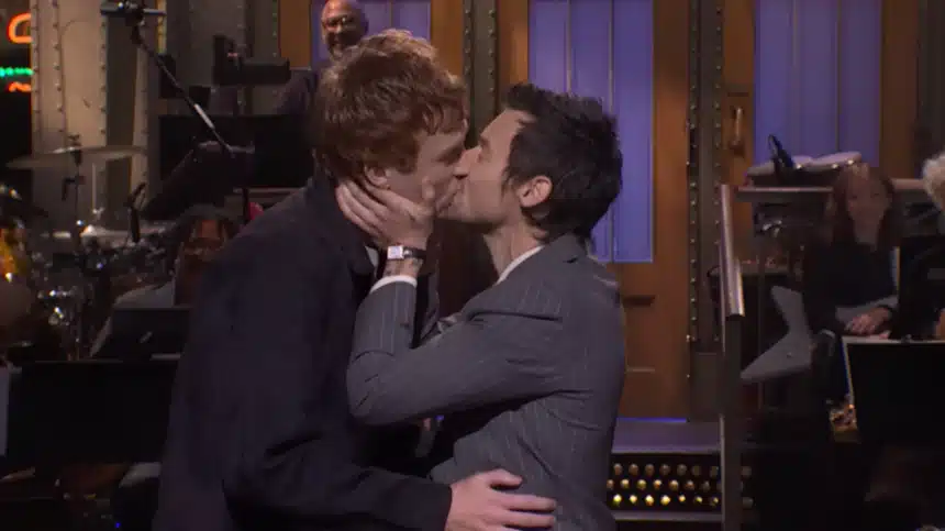 Harry Styles φιλά ηθοποιό του Saturday Night Live απαντώντας στα σχόλια για τη σεξουαλικότητά του