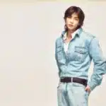 Hyunjin των Stray Kids σε καμπάνια μόδας της GUESS με denim ρούχα