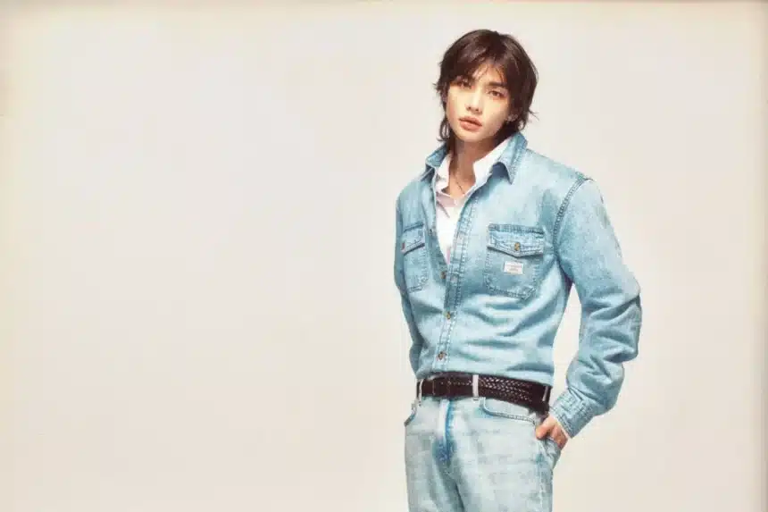 Hyunjin των Stray Kids σε καμπάνια μόδας της GUESS με denim ρούχα