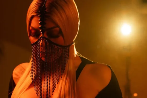 Johanna στο music video του τραγουδιού «Να μη σε δω ξανά» που έγινε viral σε Spotify και TikTok