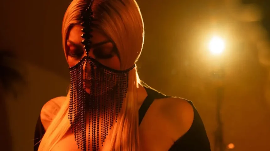 Johanna στο music video του τραγουδιού «Να μη σε δω ξανά» που έγινε viral σε Spotify και TikTok