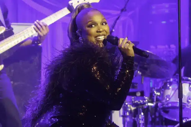 Lizzo στο νέο video Don’t Make Me Love U σε σκηνή με τον παλιό της εαυτό και συμβολική εικόνα