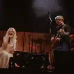 Maisie Peters και Ed Sheeran τραγουδούν μαζί το Castle On The Hill σε συναυλία