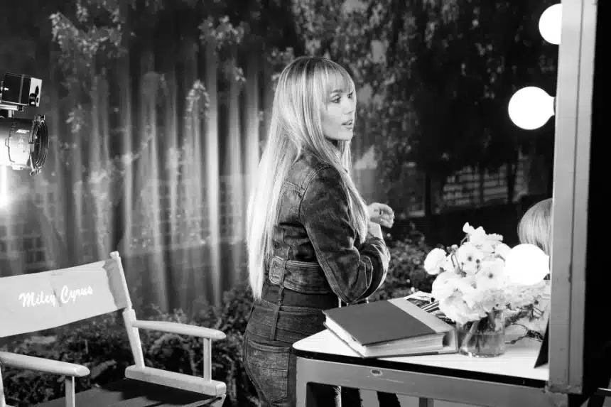 Η Miley Cyrus σε σκηνή από το Hannah Montana επετειακό special