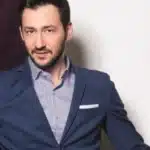 Πάνος Καλίδης σε προωθητική εικόνα για το νέο τραγούδι Κόλλημα με καλοκαιρινή pop αισθητική