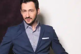 Πάνος Καλίδης σε προωθητική εικόνα για το νέο τραγούδι Κόλλημα με καλοκαιρινή pop αισθητική