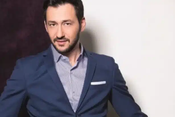 Πάνος Καλίδης σε προωθητική εικόνα για το νέο τραγούδι Κόλλημα με καλοκαιρινή pop αισθητική