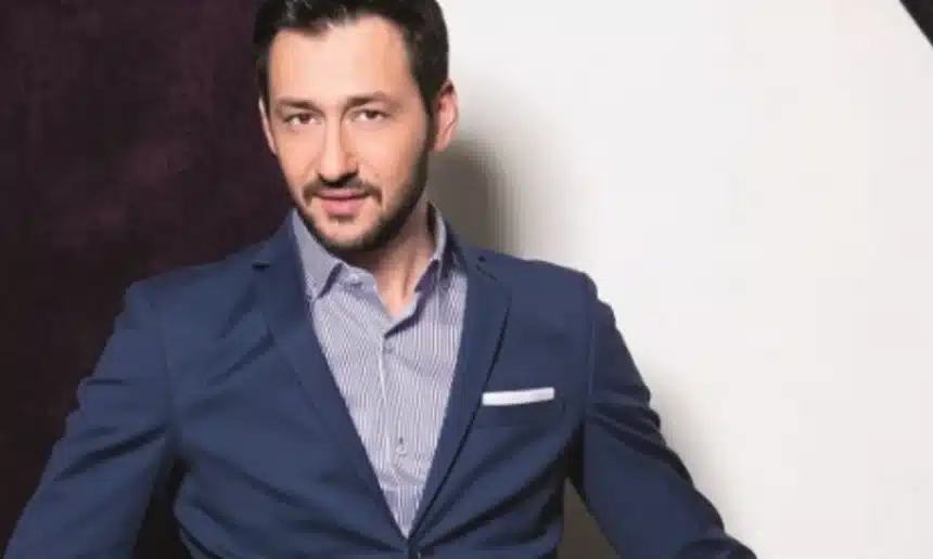 Πάνος Καλίδης σε προωθητική εικόνα για το νέο τραγούδι Κόλλημα με καλοκαιρινή pop αισθητική