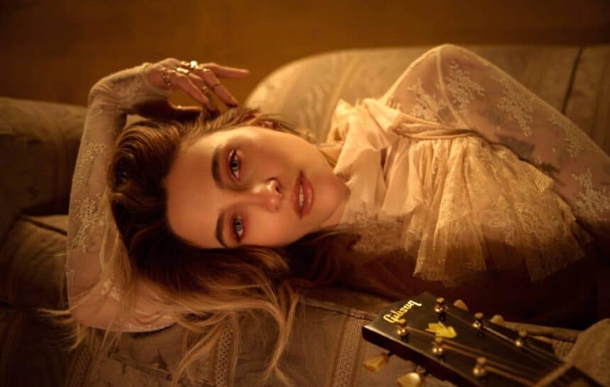 Paris Jackson κυκλοφορεί το νέο single Zombies In Love που προαναγγέλλει νέο άλμπουμ