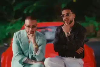 J Balvin και Ryan Castro σε σκηνή από το βίντεο του “Pal Agua” με καλοκαιρινό φόντο και latin αισθητική