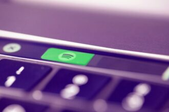 Spotify εφαρμογή σε κινητό με λίστες αναπαραγωγής και νέες λειτουργίες διαχείρισης φακέλων