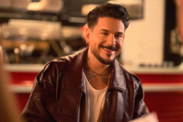 Stan στο music video του τραγουδιού Κράτα στη νυχτερινή Αθήνα