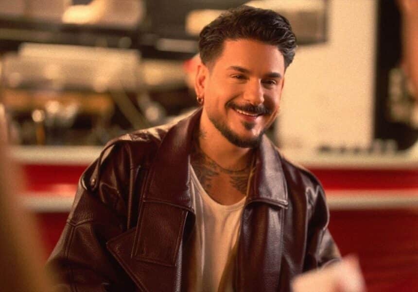 Stan στο music video του τραγουδιού Κράτα στη νυχτερινή Αθήνα