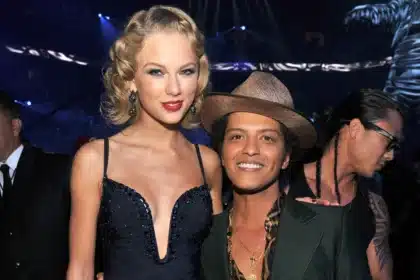 Bruno Mars σε δημόσια εμφάνιση ενώ απαντά στις αντιδράσεις για tweet που επέκρινε την Taylor Swift