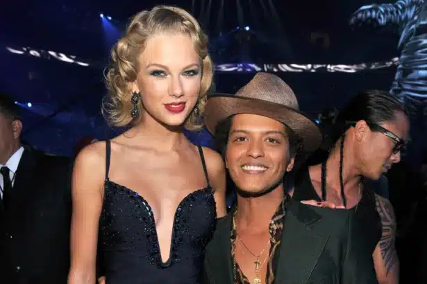 Bruno Mars σε δημόσια εμφάνιση ενώ απαντά στις αντιδράσεις για tweet που επέκρινε την Taylor Swift