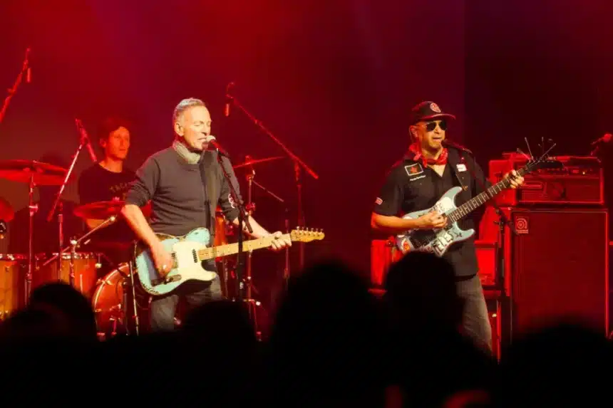 Bruce Springsteen στη σκηνή σε συναυλία με έντονο πολιτικό λόγο και αντιδράσεις από τον Trump