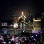 Ο Bruce Springsteen στη σκηνή στη Minneapolis κατά την έναρξη της περιοδείας με την E Street Band