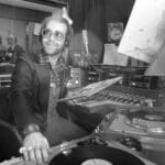 Elton John σε φωτογραφία με αφορμή την κυκλοφορία του The Remixes σε συλλεκτικό βινύλιο για Record Store Day