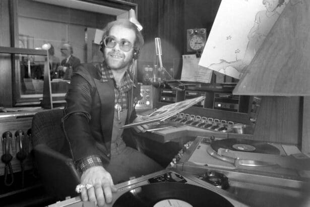 Elton John σε φωτογραφία με αφορμή την κυκλοφορία του The Remixes σε συλλεκτικό βινύλιο για Record Store Day