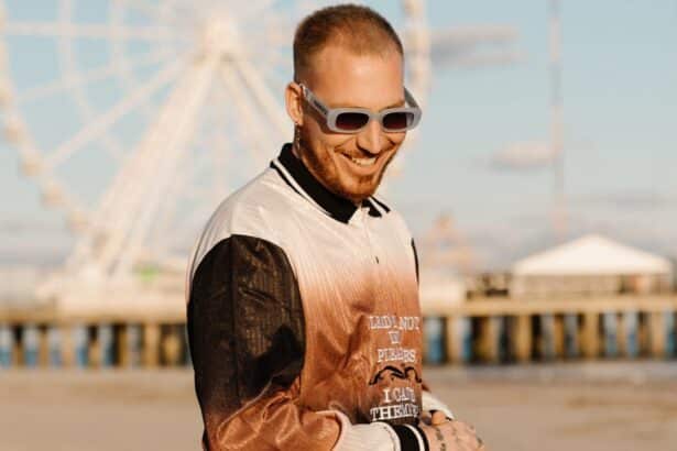 HUGEL σε live performance με crowd και visuals σε open-air venue όπως το Θέατρο Βράχων στην Αθήνα