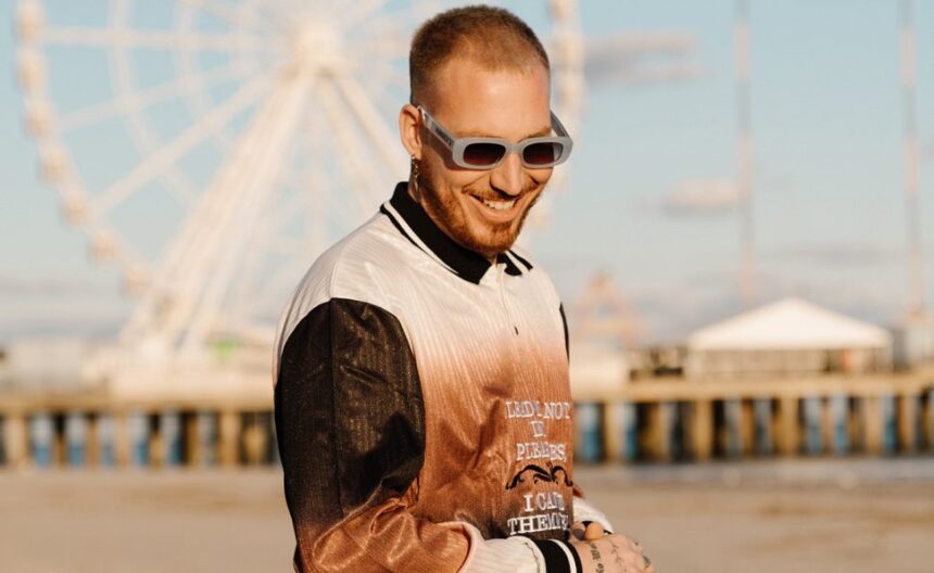 HUGEL σε live performance με crowd και visuals σε open-air venue όπως το Θέατρο Βράχων στην Αθήνα