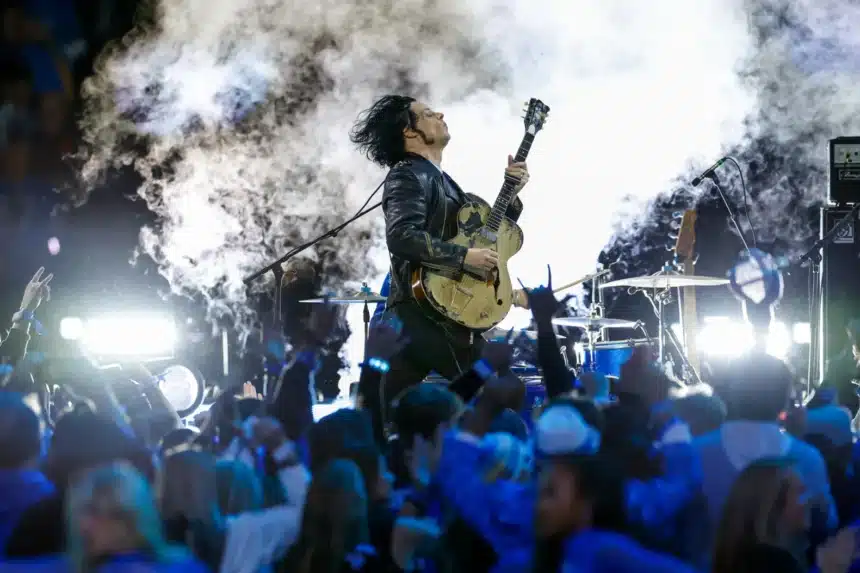Jack White στη σκηνή σε εμφάνιση με νέα τραγούδια και έντονη παρουσία