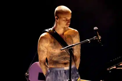 Justin Bieber σε ζωντανή εμφάνιση στο Λος Άντζελες πριν το Coachella με έντονη σκηνική παρουσία