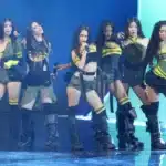 KATSEYE σε live εμφάνιση πριν την κυκλοφορία του νέου single Pinky Up και την ανακοίνωση ημερομηνίας