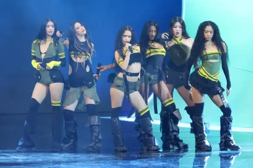 KATSEYE σε live εμφάνιση πριν την κυκλοφορία του νέου single Pinky Up και την ανακοίνωση ημερομηνίας