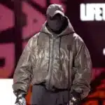 Kanye West σε live εμφάνιση με φόντο το Wireless Festival στο Λονδίνο όπου προκλήθηκαν αντιδράσεις για τη συμμετοχή του